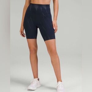 Lululemon Wunder Train High-Rise Short 8"
Sun Bleached Wash True Navy size 6